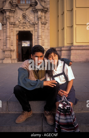 2, 2, Peruaner, peruanischer Mann, peruanische Frau, Mann und Frau, Paare, Freund und Freundin, der Plaza Mayor, Stadt der Provinz Lima, Lima, Peru Stockfoto