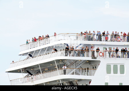 Passagiere auf einer Fähre genießen Brise und Blick vom deck Stockfoto