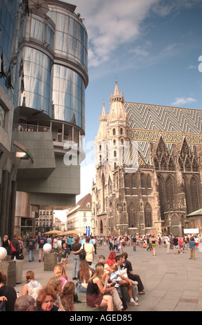 Die moderne Haas Haus und dem gotischen Stephansdom. Wien. Österreich. Stockfoto