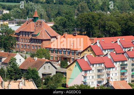 Rote Ziegeldächer und traditionelle Architektur in Reszel Rossel Ermia, Polen. Blick aus der Vogelperspektive auf historische Backsteingebäude und farbenfrohe Apartments. Stockfoto