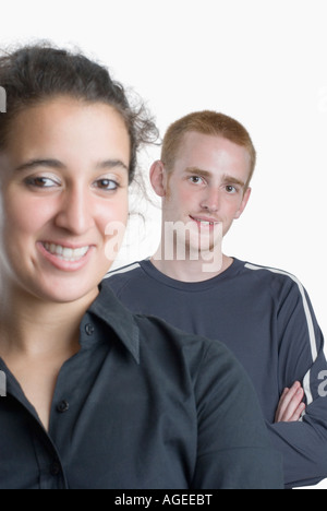 Porträt einer jungen Frau mit einem jungen Mann, der hinter ihr stehenden lächelnd Stockfoto