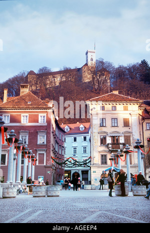 Blick über Schuhmacher-Brücke und alte Häuser (13. Jahrhundert) und mittelalterliche Burg von Ljubljana vor 1144 gebaut. Ljubljana, Slowenien. Stockfoto