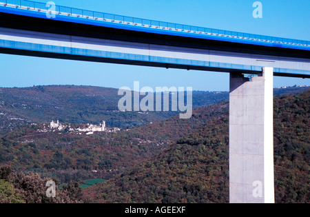 Viadukt Limska Draga mit Ruinen der mittelalterlichen Burg Dvigrad im Hintergrund Stockfoto