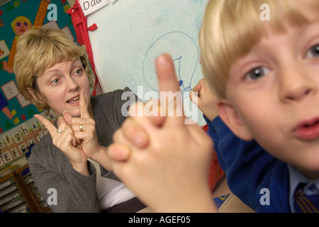 Lehrer in der Grundschule Wissenschaft Klasse unterrichten ihre Schüler über Strom aus Batterien Newport Gwent Wales UK Stockfoto