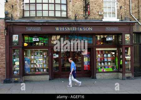 Alten Stil Ladenfront des nationalen Zeitungsladen WH Smith und seinem Sohn in Newtown Powys Mid Wales UK Stockfoto