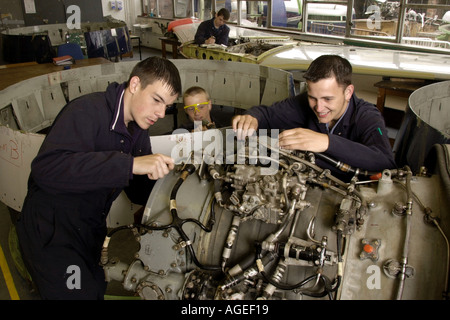 NVQ Luft-und Schüler arbeiten an einem Triebwerk Rolls-Royce Viper bei Richard Barke College Wales UK GB Stockfoto