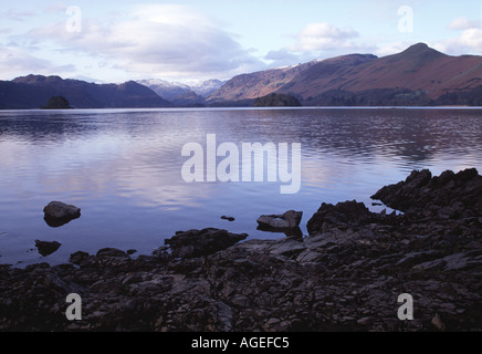 Ein Sonnenaufgang Blick über Derwent Water Blick in Richtung Katze Glocken und hohen Felsen in der Enfglish Seenplatte Cumbria Stockfoto