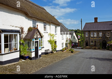 Strohgedeckten Cottages und Dorfkneipe in Chittlehampton, North Devon, England, UK Stockfoto