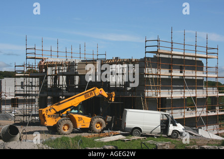 Transit van und Bau Fahrzeug auf der Baustelle außerhalb Cong, County Mayo, Irland Stockfoto