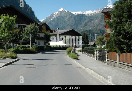 Kaprun Häuser mit Bergen im Hintergrund Österreich Stockfoto