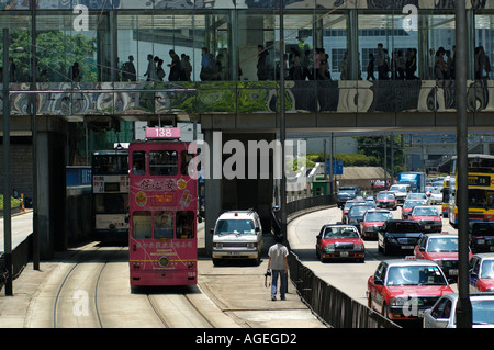 China Hong Kong Straßenbahnen und Busse sind ein wichtiger Bestandteil eines umfassenden öffentlichen Verkehrssystems. Stockfoto