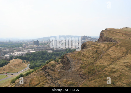 Salisbury Crags und City of Edinburgh von Arthurs Seat im Holyrood Park Juli 2006 Stockfoto