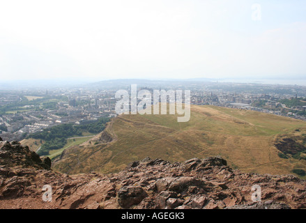 Edinburgh Castle und Salisbury Crags von Arthurs Seat im Holyrood Park Edinburgh Schottland Juli 2006 Stockfoto