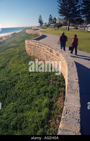 Paar zu Fuß entlang der Strandpromenade Cottesloe Beach Perth Westaustralien Herr Stockfoto