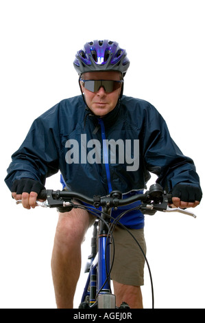 Mann reitet auf einem Mountainbike isoliert auf weißem hohen Schlüssel gedreht in Richtung zu Ihnen Stockfoto