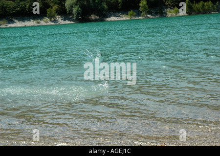 Skimming Steinen auf See Fiastra Marche Region Italien 1 Stockfoto