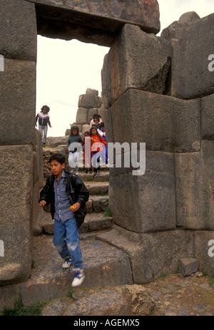 Peruanische Kinder, jungen, Mädchen, Schüler, Studenten-Exkursion, Sacsayhuaman, Cuzco, Peru, Südamerika Stockfoto