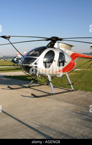 Ein Hughes 369E Hubschrauber im Besitz von Eastern Atlantic Inc parkten in Shoreham Flughafen West Sussex UK Stockfoto