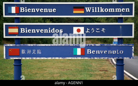 Multi-Sprache Willkommen Anmelden eine Zufahrt zum Eastbourne East Sussex England UK 2006 Stockfoto