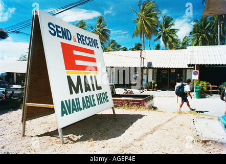 Zeichen bieten Internet-Dienstleistungen und e Mail vor einem Internetcafé auf Koh Tao Insel Thailand Stockfoto