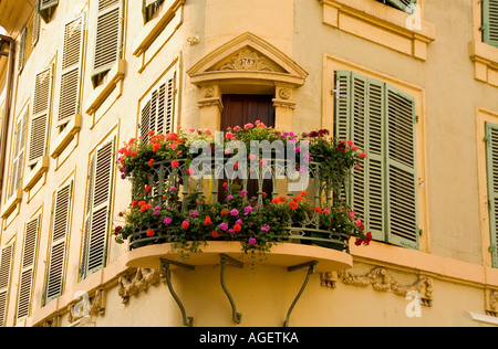 Typische Wohnung Balkon mit Blumen in Colmar-Haut-Rhin-Elsass-Frankreich Stockfoto