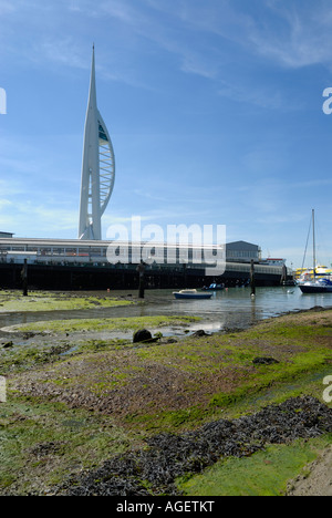 Spinnaker Tower in Portsmouth von der Slipanlage auf der harten Blick über Portsmouth Hafen Bahnhof Stockfoto