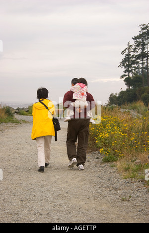 Asiatischen Eltern Wandern ein Naturlehrpfad mit ihrer Tochter. Stockfoto