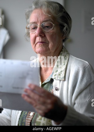 Reife Frauen, die lesen, schreiben oder Rechnung Stockfoto