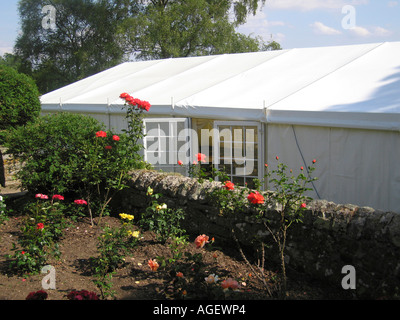 Weiße Festzelt mit Seiten geschlossen und Türen geöffnet, im Garten in Northumberland vor der Hochzeitsfeier Stockfoto