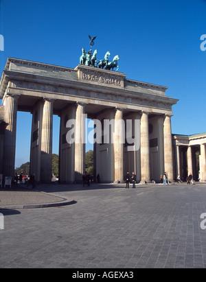 Brandenburger Tor am Ende der Unter Höhle Linden-Straße des 17. Juni, Berlin Stockfoto