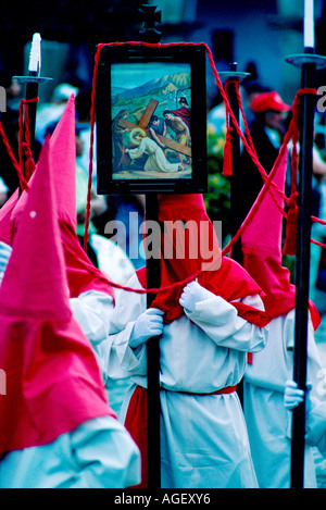 Vermummte Teilnehmer in einer Prozession zur Semana Santa Antigua Guatemala Stockfoto