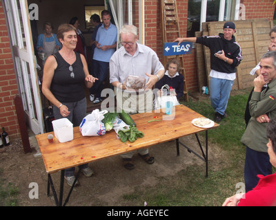 Versteigerung von lokalen Produkten Butley Flower Show Suffolk England Stockfoto