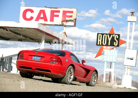 Der berühmte und legendäre Roy's Diner in Amboy, Kalifornien, auf der alten Route 66 mit dem Dodge Viper. Stockfoto