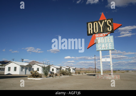 Der berühmte und legendäre Roy's Diner in Amboy, Kalifornien, auf der alten Route 66 mit dem Dodge Viper. Stockfoto