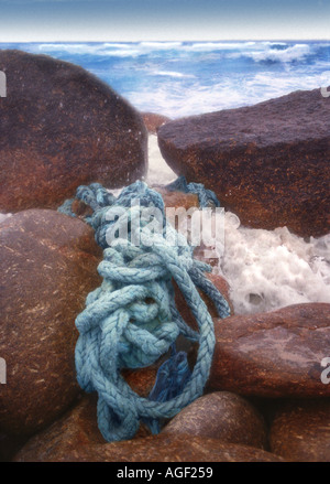 Treibgut. Alten Seil angeschwemmt auf felsigen Strand Cornwall Stockfoto