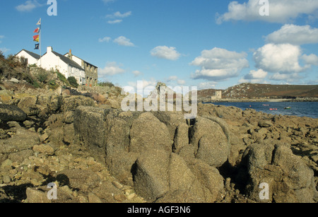 Fraggle Rock Café, Bryer, Blick auf Tresco und Cromwells Burg Isle Of Scilly, Cornwall, England Stockfoto