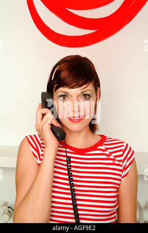 Junge Frau am Telefon Stockfoto