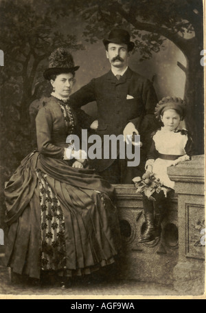 Kabinett Foto Studio Familie ca. 1885 Stockfoto