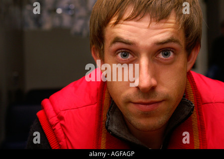 überrascht Mann sitzt im Krakauer pub Stockfoto
