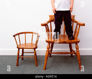 Junge und kleine und große Stühle Stockfoto