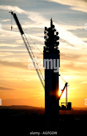 Ein Kran vor dem BT Tower in Birmingham England UK Stockfoto