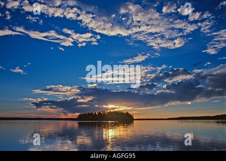 Sonnenuntergang über Astotin Lake Stockfoto