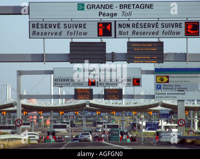 Eurotunnel Calais Nordfrankreich. Überprüfen Sie im Ankunftsbereich. Stockfoto