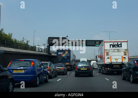 RUHENDEN VERKEHR WARTESCHLANGE NÄHERT SICH DARTFORD TUNNEL KREUZUNG FLUß THEMSE LONDON ENGLAND Stockfoto