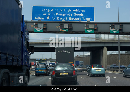 RUHENDEN VERKEHR WARTESCHLANGE NÄHERT SICH DARTFORD TUNNEL KREUZUNG FLUß THEMSE LONDON ENGLAND Stockfoto