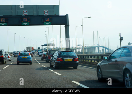 RUHENDEN VERKEHR WARTESCHLANGE NÄHERT SICH DARTFORD BRIDGE CROSSING FLUSS THEMSE LONDON ENGLAND Stockfoto