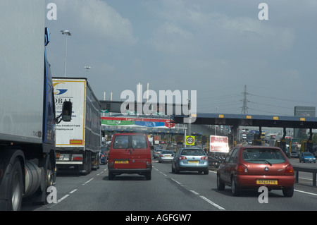 RUHENDEN VERKEHR WARTESCHLANGE NÄHERT SICH DARTFORD TUNNEL KREUZUNG FLUß THEMSE LONDON ENGLAND Stockfoto