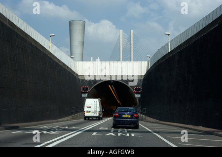 VERKEHR EINTRITT IN DARTFORD TUNNEL KREUZUNG FLUß THEMSE LONDON ENGLAND Stockfoto