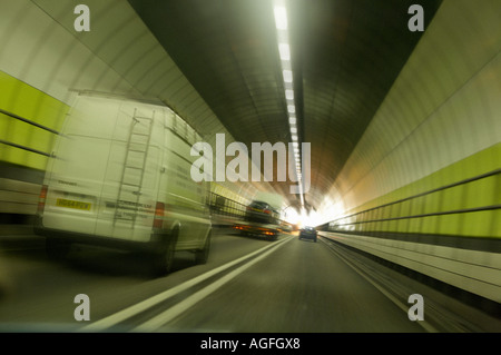 VERKEHR MIT GESCHWINDIGKEIT AUF A282 DURCH DARTFORD TUNNEL FLUSS THEMSE ÜBERFAHRT LONDON ENGLAND Stockfoto