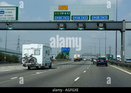 VERKEHR AUF A282 NÄHERT SICH M25 AUTOBAHN IN DER NÄHE VON LONDON ENGLAND Stockfoto